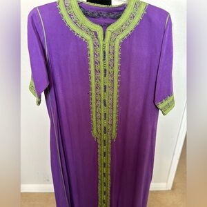 Gorgeous Moroccan women caftan purple and green, handmade. Size 14. Preowned.
